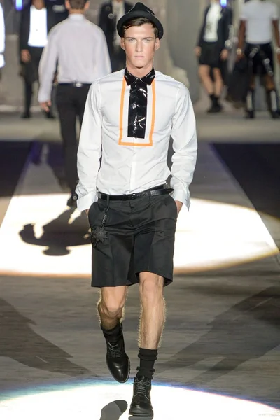 Look 15